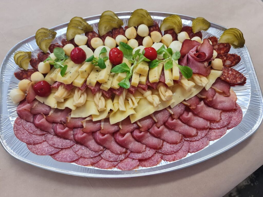 Na obrázku sa nachádza obložená mäsová misa, ako konečný produkt na jedenie