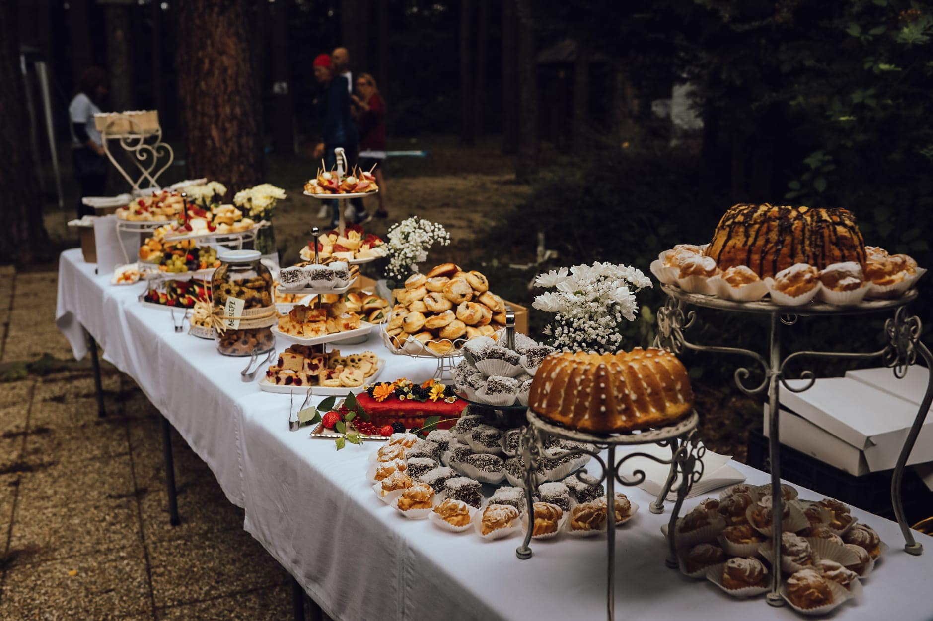 Catering Lahodných lahôdok. Na stole je niekoľko lahôdkárskych výrobkov, ktoré firma ponúka na objednávku.